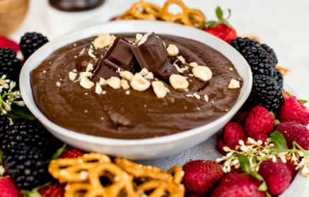 Fitnes recept: Čokoladni humus sa svježim voćem i slanim perecima