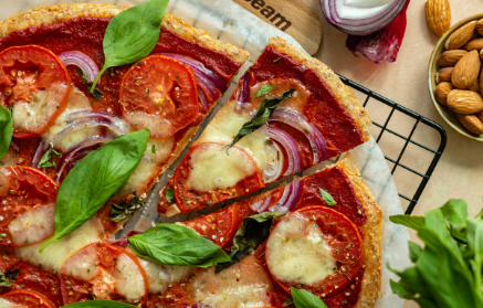 Fitness recept: Jednostavna pizza bez brašna s mozzarellom, bademima i jogurtom