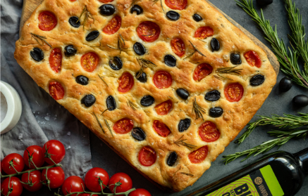 Fitness recept: Mekana talijanska focaccia s rajčicama i maslinama