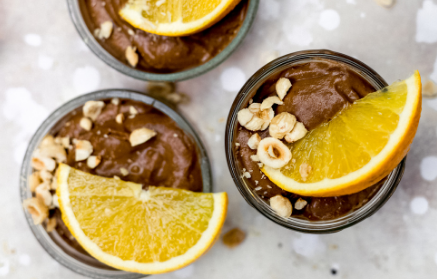 Fitness recept: kremasti čokoladni mousse s voćem i orašastim plodovima